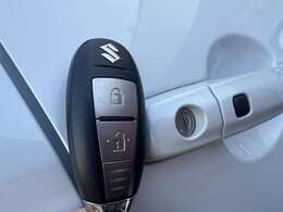 スマートキーが装備されておりますのでカバンやポケットの中など持っていればドアのロックやアンロック、エンジンスタートなどが可能です♪