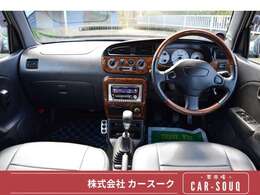 カースークという店舗名の由来は、アラビア語で「SOUQ＝市場」を意味しており、車市場という意味です。お客様に新鮮でお買得なクルマを届けたいという想いを込めた社名です。