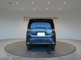 4WDシステムを搭載。オフロードや雪道などの滑りやすい路面でも安心して走行できます。