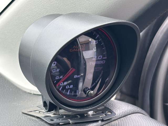 AUTOGAUGEのブーストメーター装着済みです！！KUHLでは電装品のチェックもばっちりです！お好みの社外パーツのお取り付けも行っておりますので、お気軽にご相談ください！