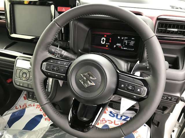 握りやすい本革巻きハンドルです！ハンドル右側には高速走行で安心で追従走行が可能なアダプティブクルーズコントロールが付いてます！