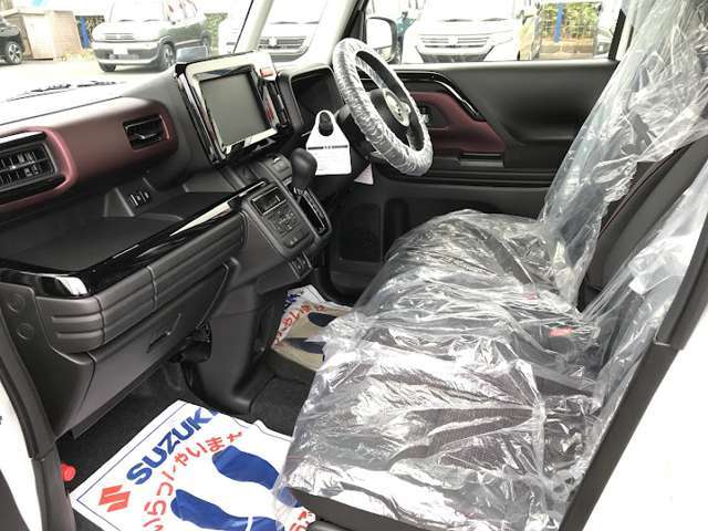 助手席からでも運転席への移動が可能です！