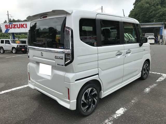 後方バンパーには4つのセンサーが付いて後退時には障害物を検知しセンサーでお知らせをしくれます。また、軽減ブレーキが作動します！