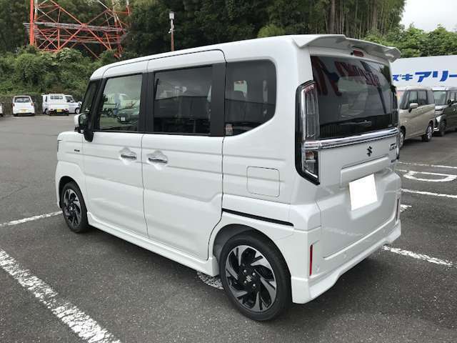 後方バンパーには4つのセンサーが付いて後退時には障害物を検知しセンサーでお知らせをしくれます。また、軽減ブレーキが作動します！