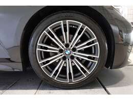 【BMWアロイホイール】軽量かつ強度に拘ったアロイホイール。走行性能ポテンシャルを引き出す設計。タイヤのサイドウォールが強化されたランフラットタイヤは、パンク時にタイヤがつぶれてもリムから外れません。