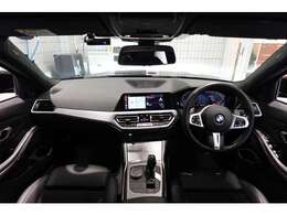 ドライバーに向かってレイアウトされた機能的なセンターコンソールやコントロール類がもたらす高い操作性。常に、運転に集中できるレイアウトです。