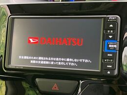 【純正ナビ】人気の純正ナビを装備しております。ナビの使いやすさはもちろん、オーディオ機能も充実！キャンプや旅行はもちろん、通勤や買い物など普段のドライブも楽しくなるはず♪