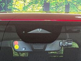 【スマートブレーキサポート】走行中に前方の車両等を認識し、衝突しそうな時は警報とブレーキで衝突回避と被害軽減をアシスト。より安全にドライブをお楽しみいただけます。