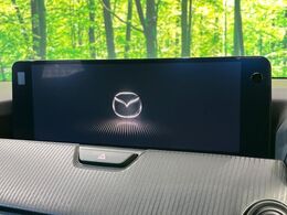 【12.3インチマツダコネクト】車内の雰囲気にマッチした大型ディスプレイ。スマホ接続でのナビ使用やBluetooth再生等、様々な機能が楽しめます。直感的なダイヤル操作が可能で、使い勝手も良好です。
