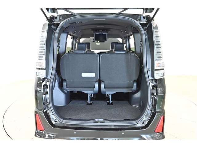 3列目シートは跳ね上げ式で折りたたみ可能です。キャンプ用品など大きな荷物もばっちり収納可能です！