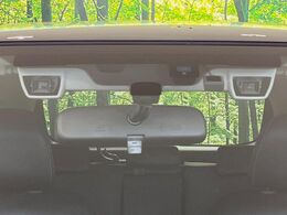 【アイサイトVer2】前方の車両等を検知し、衝突しそうな時は警報で注意を促し、ブレーキを踏む力をサポート。ブレーキを踏めなかった場合は衝突被害軽減ブレーキが作動、衝突回避をサポートします。