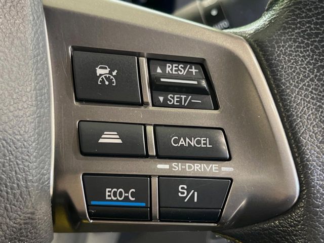 【全車速追従機能付クルーズコントロール】高速道路での長距離走行が楽に！！自動で速度を保つクルーズコントロールが、衝突軽減システムと連携し、前方の車両を感知して車間を保つように速度調節してくれます！！