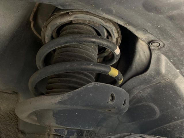 お車を安心してお乗りいただく為には、足回りの定期点検が欠かせません。サービスサポート（有償保証）では無料点検もご提供しており、安心のカーライフをお過ごしいただけるサポート体制が整っています。