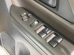 【電動格納ミラー】サイドミラーは電動格納式となっており、狭い駐車場でもキズがつくリスクを抑えられます。