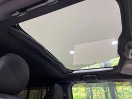 【ガラスルーフ】ガラスルーフ搭載で車内の解放感が一気にアップ！開放的なドライブをお楽しみいただけます。