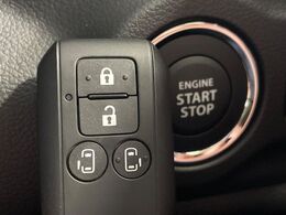 【キーレススタートシステム】カバンやポケットに入れたままでもドアの施錠・解錠が可能なスマートキーを装備。エンジンのオン・オフ時もカギを取り出す必要が無いからとっても便利です♪