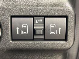 【両側スライドドア】駐車場で隣の車との間隔が狭く乗りにくい時、スライドドアなら安心！ドアオープン時も幅を取らず、開口部が広いので乗り降りがとっても簡単です。大きな荷物の出し入れも後席から可能♪