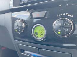 【オートエアコン】一度お好みの温度に設定すれば、車内の温度を検知し風量や温度を自動で調整。暑い…寒い…と何度もスイッチ操作をする必要はありません。快適な車内空間には必須の機能ですね♪