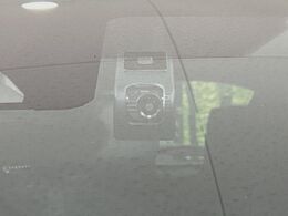 【ドライブレコーダー】安心・安全なカーライフに必須のドライブレコーダーを装備！走行中はもちろん、あおり運転や事故に遭遇した際の状況も映像で記録し、万一のリスクに備えます。