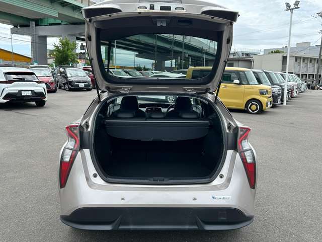 【トランク】積み込みやすくて、たっぷり積める荷室です。シートアレンジできるものは、乗車人数と荷物の量や大きさによってシートを動かすことができるので、より快適なドライブが可能です！