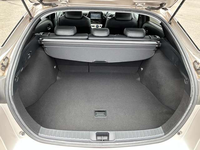 【トランク】積み込みやすくて、たっぷり積める荷室です。シートアレンジできるものは、乗車人数と荷物の量や大きさによってシートを動かすことができるので、より快適なドライブが可能です！