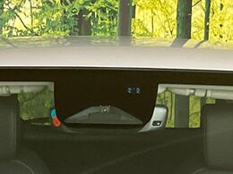 【ホンダセンシング】走行中に前方の車両等を認識し、衝突しそうな時は警報とブレーキで衝突回避と被害軽減をアシスト。より安全にドライブをお楽しみいただけます。