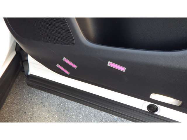 D席ドア内張り擦り傷あり