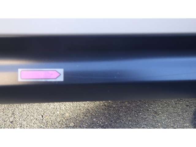 D席ドア下樹脂部擦り傷あり