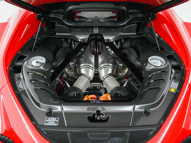 V6ハイブリッド・ターボシステムを搭載。後輪駆動にプラグインハイブリッド(PHEV)を組み込むのは、フェラーリの市販車として初の試みであり、内燃エンジンとリアの電気モーターとの一体化を図っています。