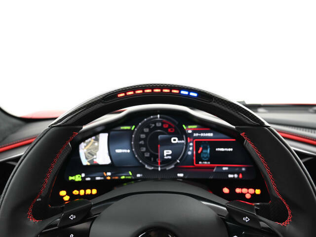 F1よりフィードバックされたテクノロジーです。LEDの点灯により、ご自身で最適なシフトタイミングを計ることが可能です。サーキット走行時等に視線をそらさずにシフトチェンジを行えます。
