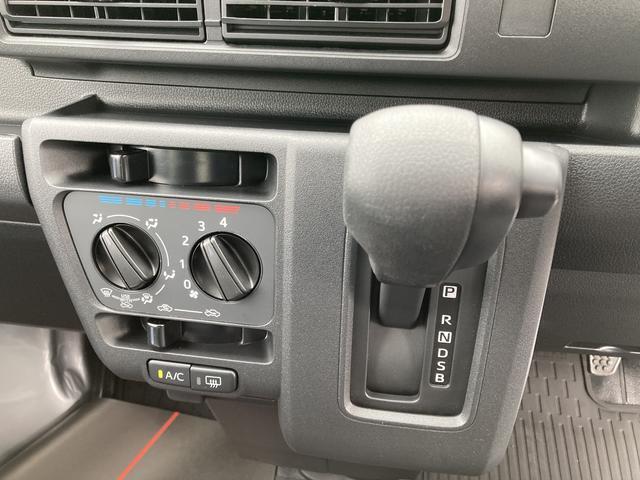 静岡ダイハツでは、メーカーの技術認定を受けたプロの整備士が整備を実施いたします。目に見えない部分までしっかりと点検するので安心です。