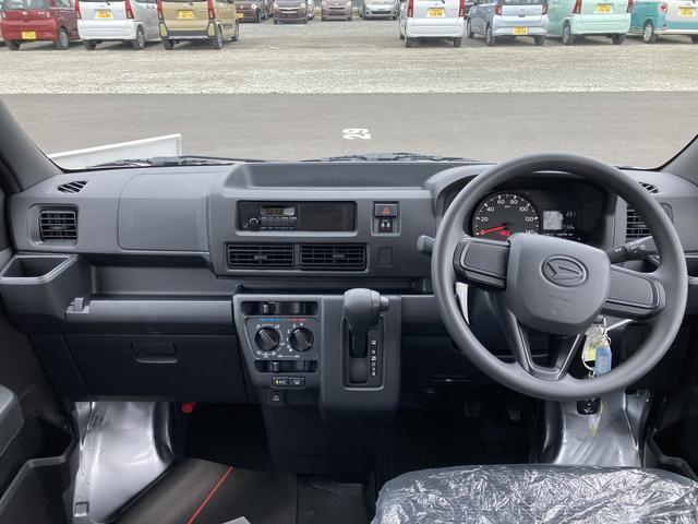 広々とした駐車場をご用意しておりますので、運転が苦手な方でもご安心ください。また、大型の屋根がございますので、雨に濡れることなくご移動できます。