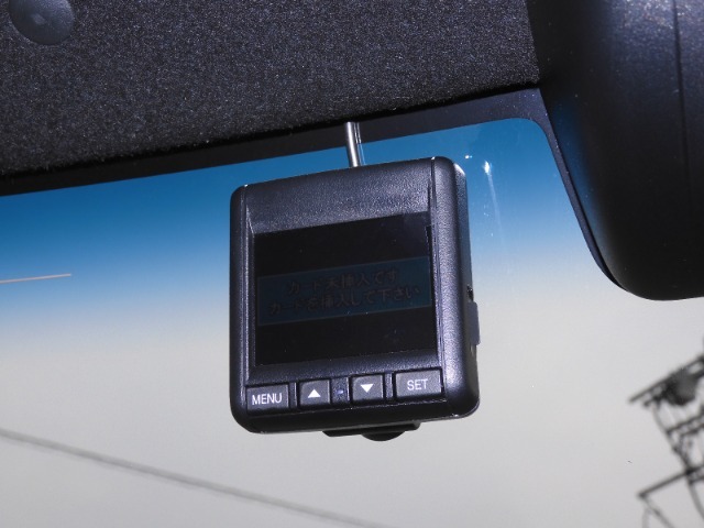 ◆ドライブレコーダー◆映像・音声などを記録する自動車用の装置です。　もしもの事故の際の記録はもちろん、旅行の際の思い出としてドライブの映像を楽しむことができます。