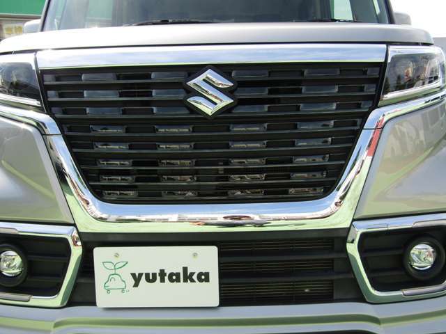 フロントグリルはメッキで囲われており、印象的。「カスタム」ならではのスタイリッシュなデザインが特徴です♪