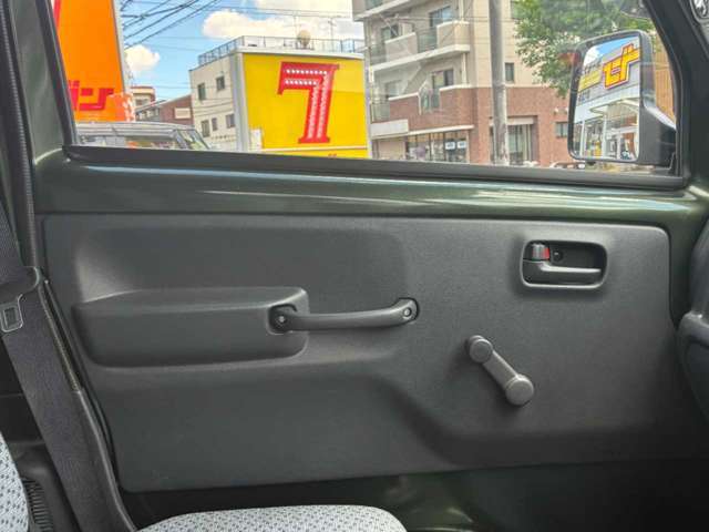 窓の開閉は今では希少な手動式！クルクル回るこの感じがたまらないです
