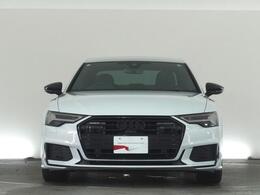 Audiデザインの特徴であるシングルフレームグリルが存在感を主張します。