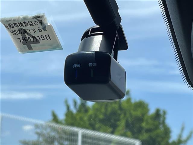 【ドライブレコーダー】映像・音声などの運転中の記録を残します。事故などを起こした起こされた時の証拠になりえますので、もしも時でも安心ですね。