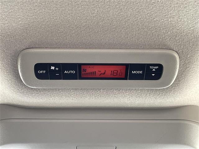 【Wエアコン（後席エアコン）】エアコンが前席に加え、後部座席用にも独立して設置されていており、暑い夏でも寒い冬でも、車内に快適な空気を届けるので、いつでも快適な車内空間を創り上げます。