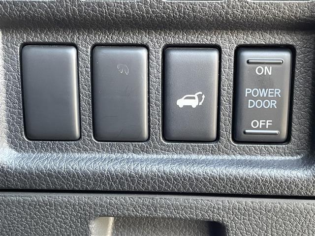 【パワーバックドア】荷物を抱えた状態でもリアゲートの開閉が可能です。お買い物時やアウトドアの際に役立ちますね。