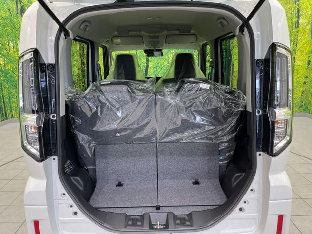 普段のお買い物や通勤、送迎等に十分な荷室スペースを確保しております。セカンドシートを倒すと、大きな荷物の積載も可能です♪