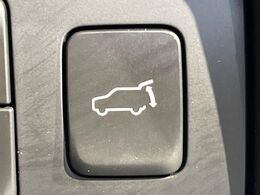 【パワーバックドア】スマートキーや運転席のボタンを押すだけでリアゲートが自動で開閉します！荷物を持っている時や、高い位置にあるバックドアを閉める際に便利な機能です♪