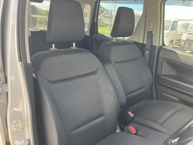 フロントシートはベンチシートです。インパネシフトで足元は広々。運転席と助手席はウォークスルーできます。