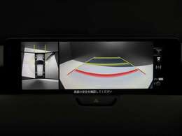 上空から俯瞰した映像で周囲の状況を確認出来る360°ビューモニターです。これなら狭い駐車場でも安心ですね。また、隠れたお子様やいつの間にか置かれたカートも確認出来ますね。