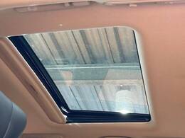 【サンルーフ】開放感たっぷりの希少装備、サンルーフが装着されています！車内に明かりを取り入れたり景色を楽しむ以外にも、車内の空気も簡単に換気できて快適です！