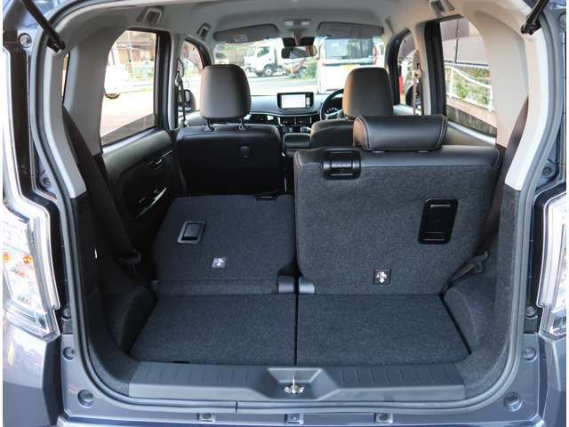 荷室　リヤシートを倒すことで荷室を広く使用できます