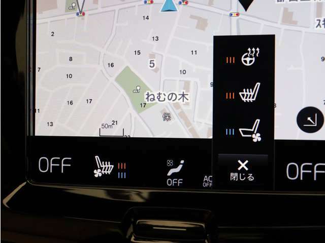 フロントシートには、シートヒーター＆シートエアコンに加え、ステアリングホイール・ヒーターも装備。厳寒の地、北欧スウェーデン発祥のブランドならではのアイテムです。シートヒーターは後席にも装備しています。