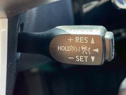【レーダークルーズコントロール】追従型クルーズコントロールは、レーダーやビデオカメラが前方の車の状況を検知し、状況に合わせて速度を自動調整してくれる機能を備えています。