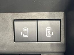 【両側パワースライドドア】スマートキーや運転席のスイッチで後席両側スライドドアの開閉が可能♪電動だから力を入れてドアを開ける必要が無く、小さなお子様でも簡単に開け閉めでき快適です♪