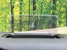 【ヘッドアップディスプレイ】現在の速度や走行情報をデジタル表示で運転席前方のガラスに投影！運転中、目線をずらさず必要な情報を確認できるのでとっても便利で安心！