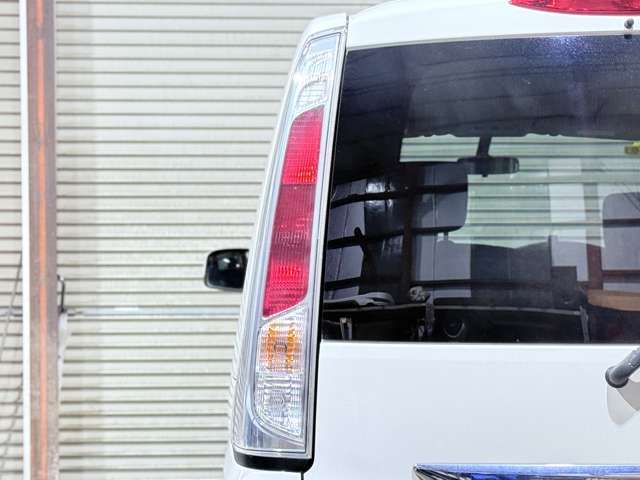 バックドアも開け閉めし易く、お買い物の荷物もゆったり積むことが可能です。The rear door is easy to open and close, making it convenient to load your shopping bags with plenty of space